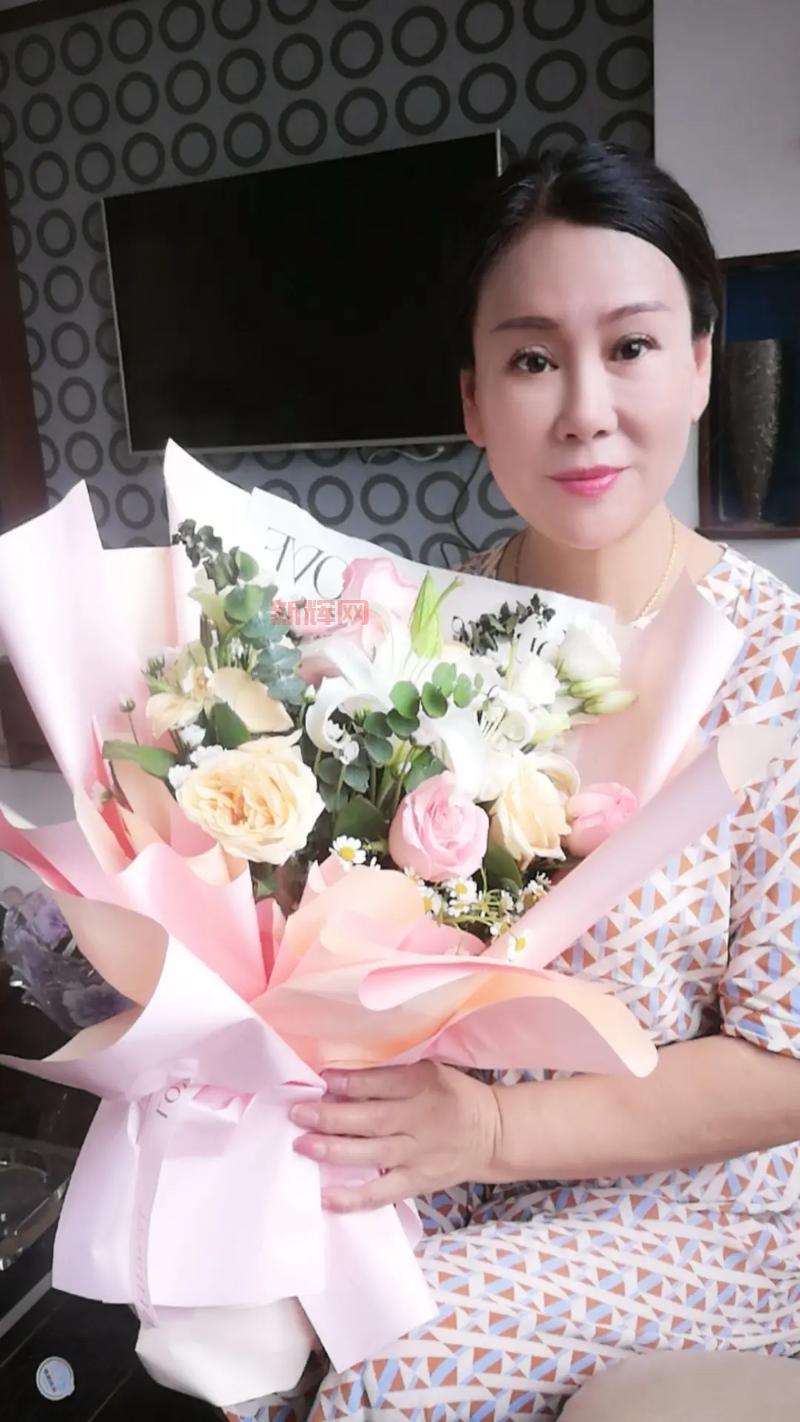 从综合自拍到个性表达：揭秘自拍背后的潮流趋势