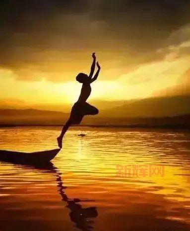 “我很抱歉，生而耀眼”是什么意思？这句话背后有深意！