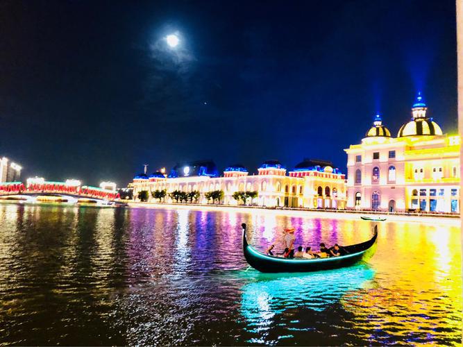 弯弯的月亮像小船,夜空中承载着梦的遐想