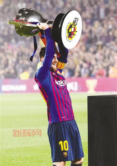 梅西离队后巴萨终结冠军荒，首次捧起西甲奖杯