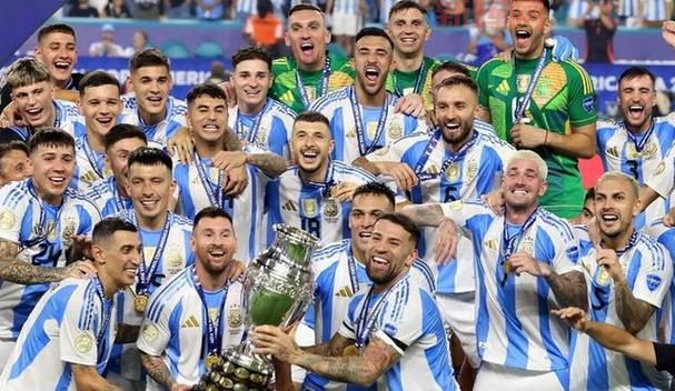 梅西离队后巴萨终结冠军荒,首次捧起西甲奖杯