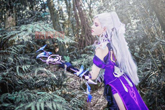 剑网3秦风套COS美图欣赏，毒姐大长腿太吸睛了！
