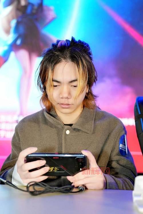 炫舞隐王：顶尖电竞战队的崛起与传奇