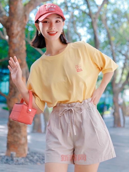 夏季必备T恤搭配技巧，打造时尚舒适穿搭