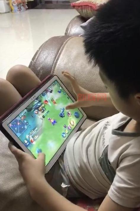 孩子成了网瘾少年,天天打英雄联盟入迷怎么办?